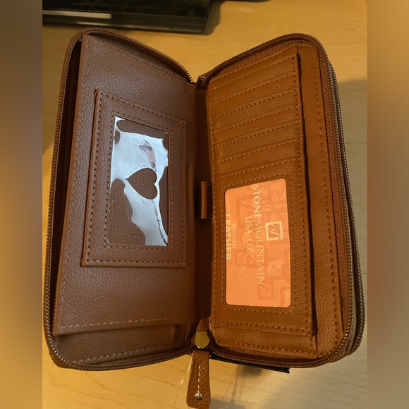 Brand New! Stone Mountain leather wallet - Picture 2 of 5